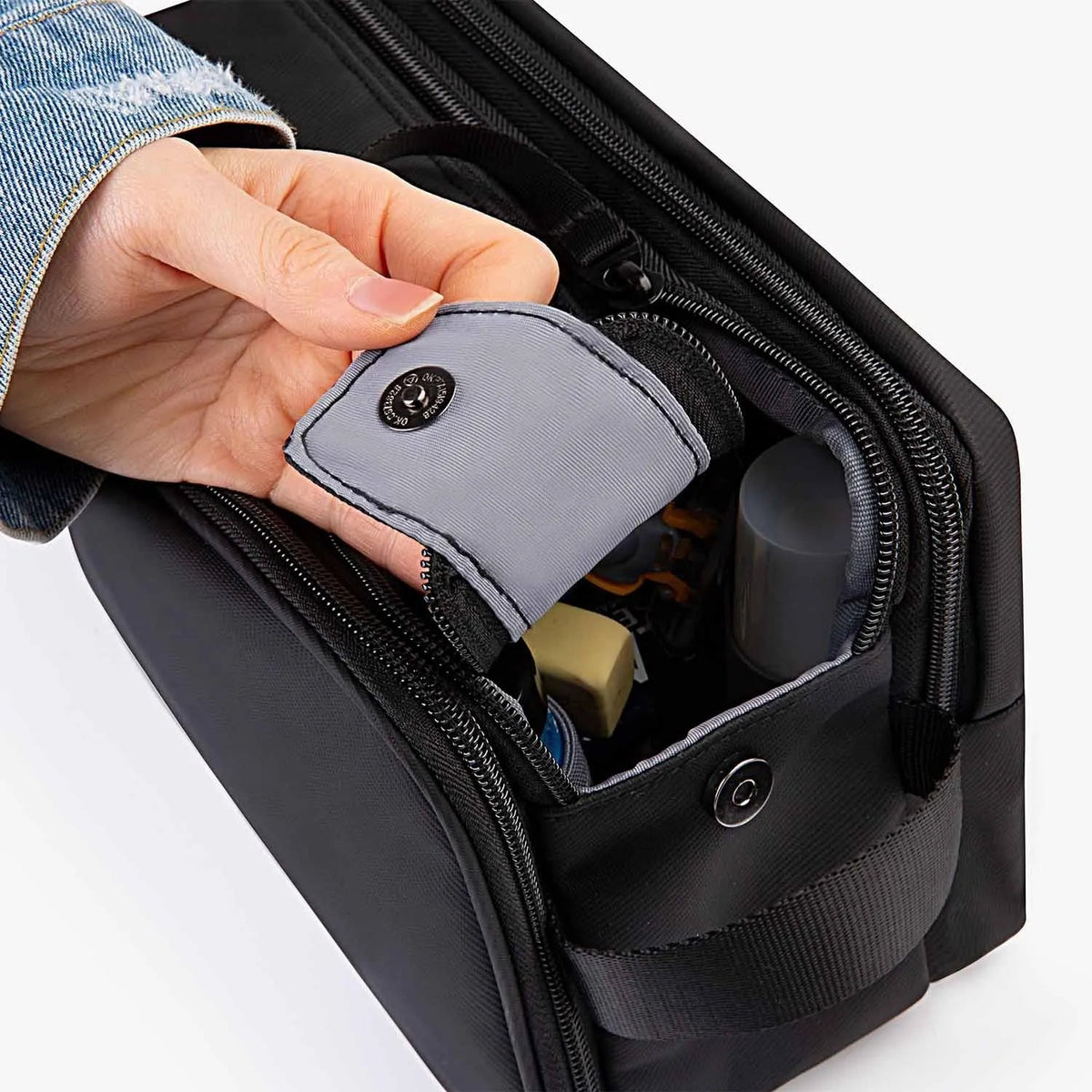 (FREE GIFT) On-road Toiletry Bag