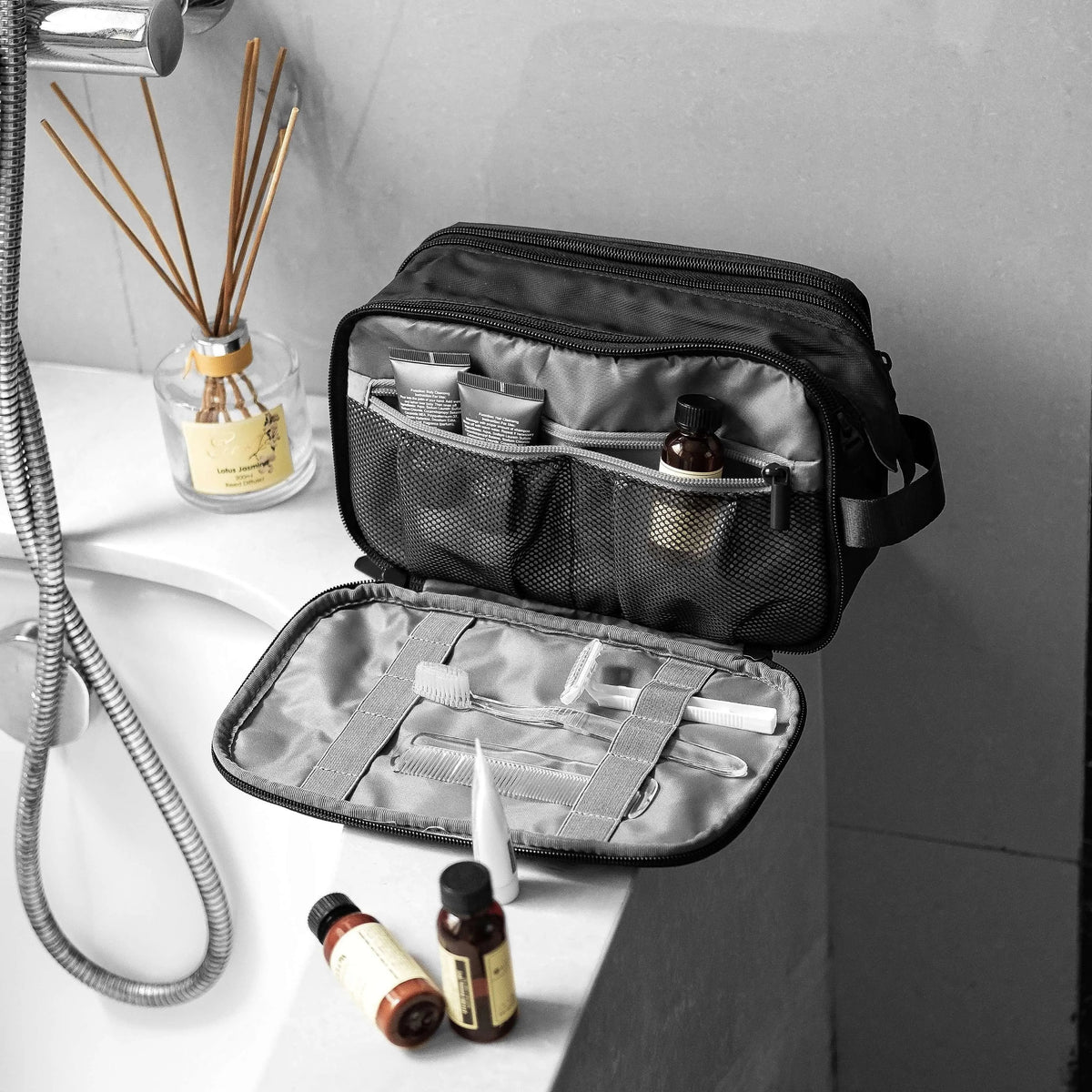 (FREE GIFT) On-road Toiletry Bag